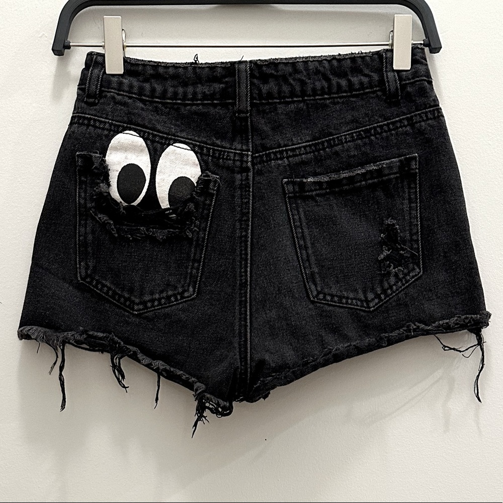 Distressed black high waisted shorts👀